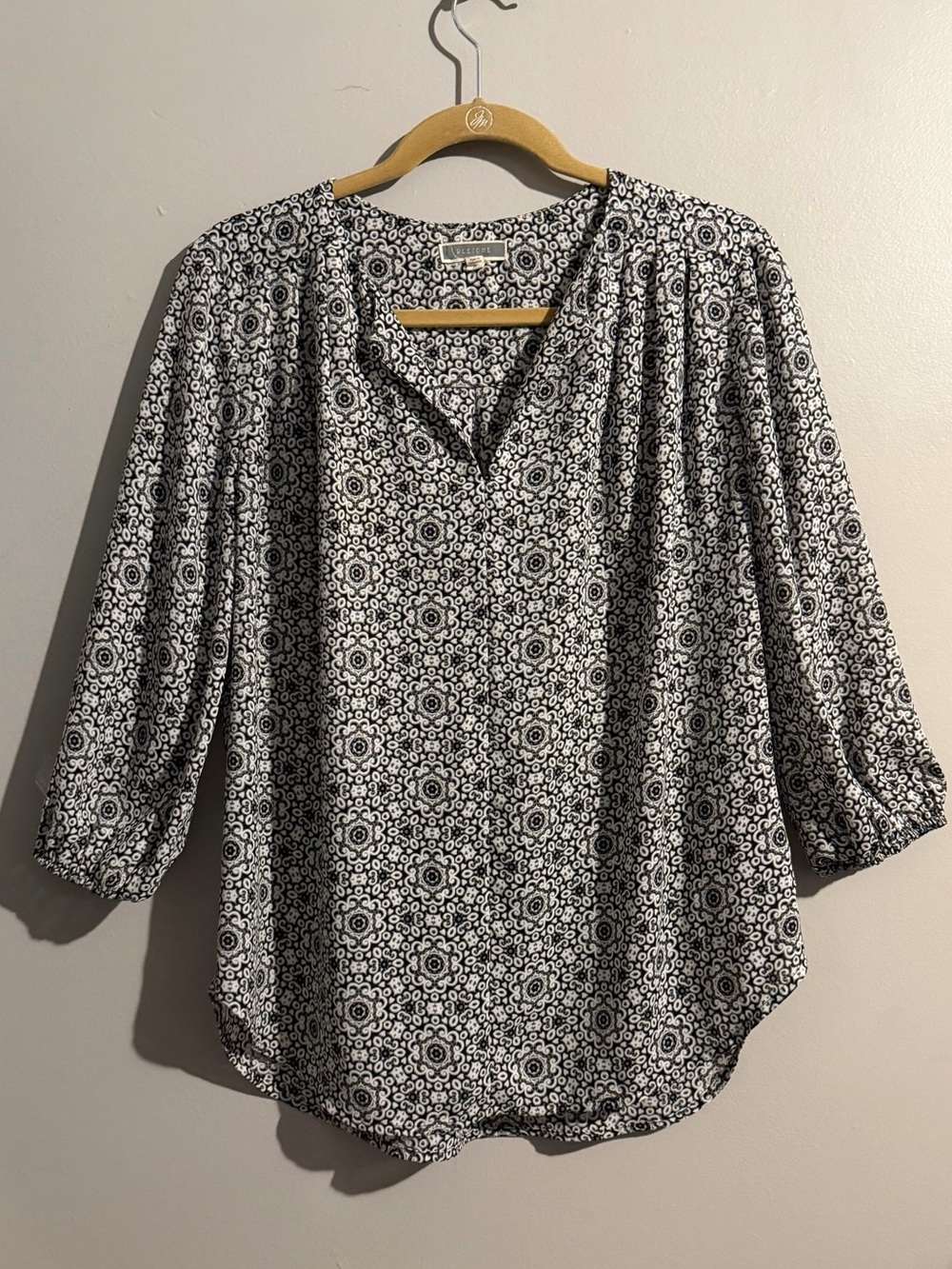 Pleione Black White & Gray Geometric Medallion Split-Neck 3/4 Sleeve Blouse